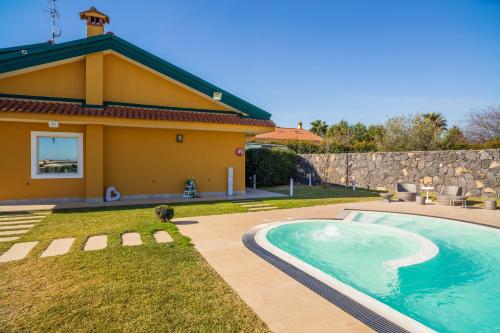 Πισίνα στο ή κοντά στο VILLA PARADISO ACIREALE "con piscina in esclusiva o condivisa "