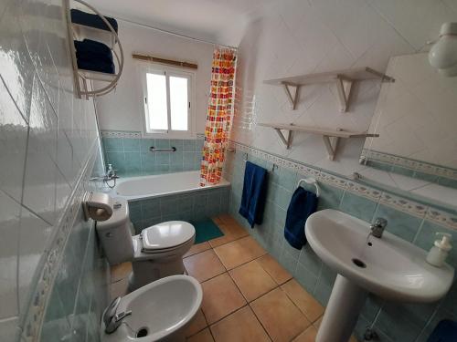 La salle de bains est pourvue de 2 toilettes, d'un lavabo et d'une baignoire. dans l'établissement Costanerja, à Nerja