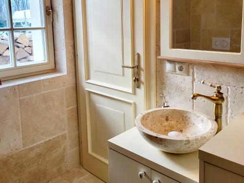 baño con lavabo y ventana en Apartmán Provence Bystrá Chopok 1, en Bystrá