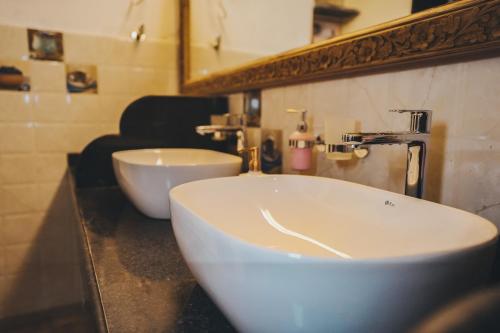 uma casa de banho com um lavatório branco e um espelho. em GoSolo Stays em Mumbai