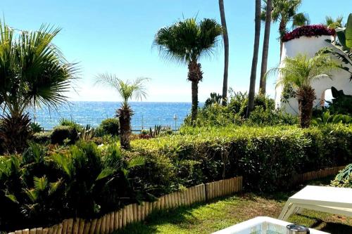 Flat with garden on the first line of the sea in Puerto Banus
