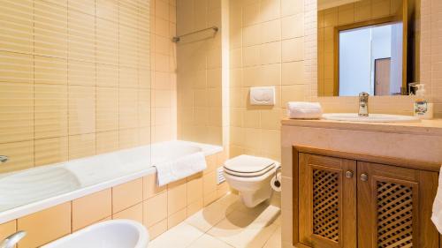 een badkamer met een wastafel, een toilet en een bad bij Central Albufeira Great Location 