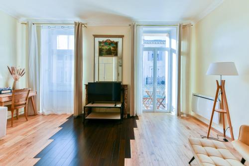 un salon avec un canapé et une table dans l'établissement LE CONSTANTIN avec balcon, emplacement privilégié pour 2 personnes dans le centre, à Cannes