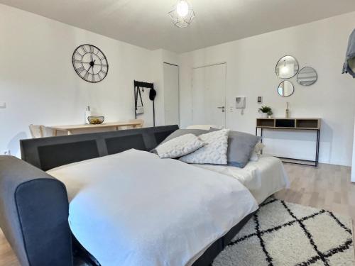 1 dormitorio con 1 cama grande y 1 sofá en L'ÉLÉGANT - ED IZISMA en Guyancourt