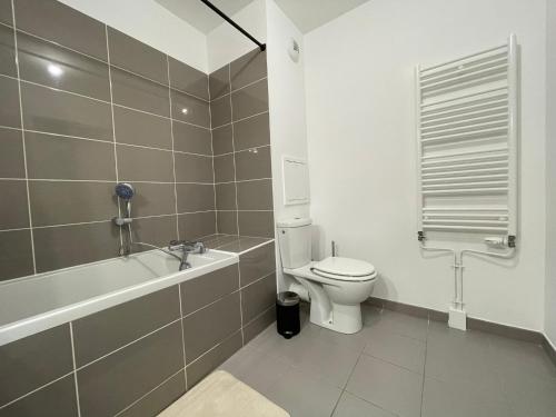 ギュイヤンクールにあるL'ÉLÉGANT - ED IZISMAのバスルーム(トイレ、バスタブ、シンク付)