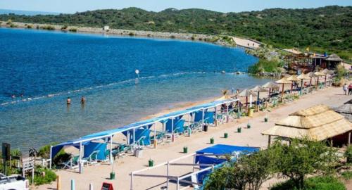 una playa con un montón de sombrillas y el agua en Casa de montaña en Cortaderas