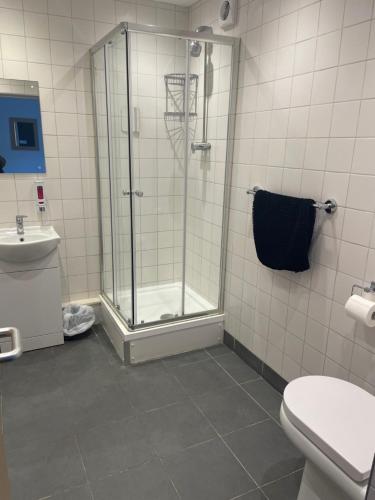 y baño con ducha, aseo y lavamanos. en Bath YMCA Hostel, en Bath