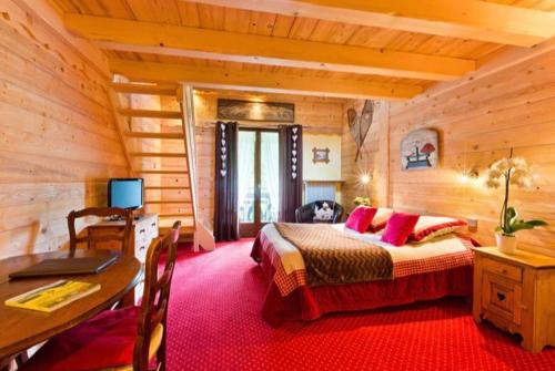 une chambre avec un lit et un bureau dans une pièce dans l'établissement Le Cro-Bidou, à Bernex