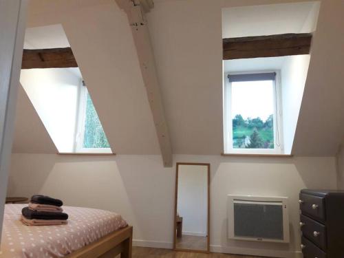 - une chambre avec deux fenêtres, un lit et une télévision dans l'établissement Appartement familiale jusqu'à 4 personnes 5mn à pied du centre, à Honfleur