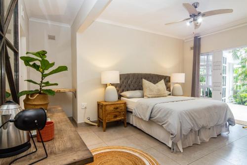 1 dormitorio con cama y ventana grande en Shelbourne Lodge en Durban