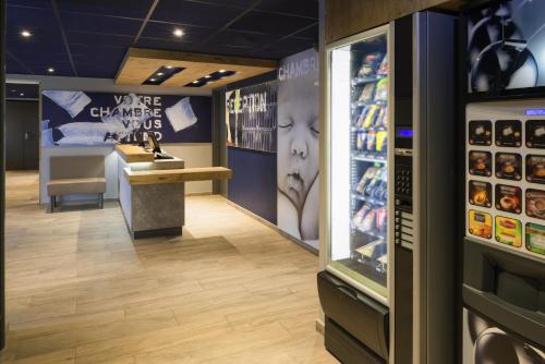 una tienda de comestibles con caja registradora y mostrador en ibis budget Lyon Centre Confluence, en Lyon