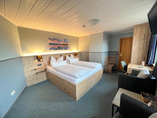 ein Schlafzimmer mit einem großen Bett in einem Zimmer in der Unterkunft Hotel Steinhagen in Damnatz