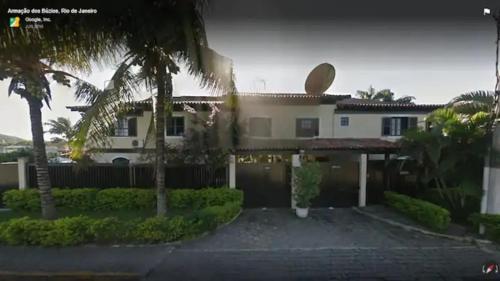 a house with palm trees and a driveway at Casa Búzios Villas Centro Búzios in Búzios