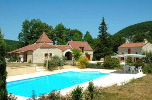 duży basen przed domem w obiekcie Domaine la Cabane w mieście Dégagnac