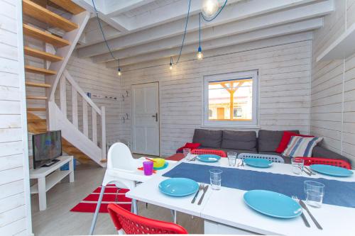 a living room with a table and a couch at Słoneczna Kajuta - Apartmenty/Domki in Dębki