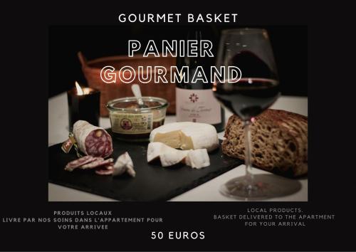 une affiche pour un restaurant avec un verre de vin et de fromage dans l'établissement Nero Station City 500 m du lac, à Annecy