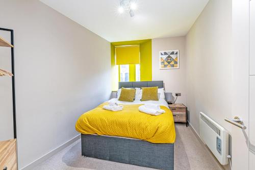 Cama ou camas em um quarto em Wigan Central Serviced Apartments