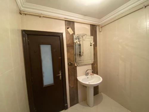 baño con lavabo y puerta negra en Cozy Room with an amazing view in Maadi, en El Cairo