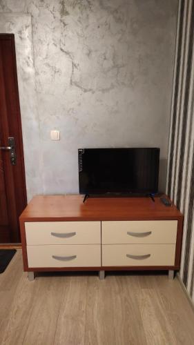 Una televisión o centro de entretenimiento en Good Inn