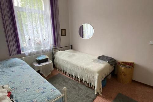 een slaapkamer met 2 bedden en een raam bij ID 7063 - Private Apartment in Hannover