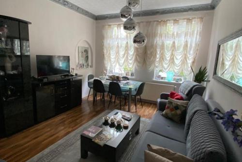 een woonkamer met een bank en een tafel bij ID 7063 - Private Apartment in Hannover