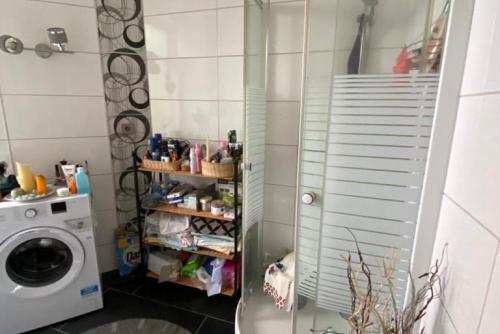een badkamer met een wasmachine en een wasmachine bij ID 7063 - Private Apartment in Hannover