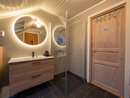 バルスタにあるVilla Ballstadのバスルーム(シンク、シャワー、鏡付)