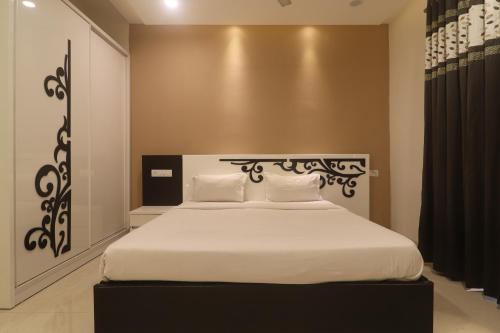 Ένα ή περισσότερα κρεβάτια σε δωμάτιο στο EKASILA GRAND HOTEL