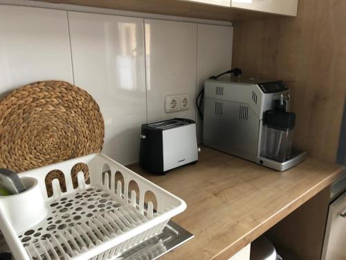 Fewo 1 في Nortorf: طاولة مطبخ مع آلة صنع القهوة وميكروويف