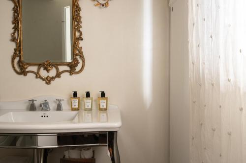 uma casa de banho com um lavatório e um espelho em BDB Rooms Trastevere em Roma