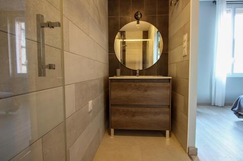 ein Bad mit einem Waschbecken und einem Spiegel in der Unterkunft L'Ostalada in Albi