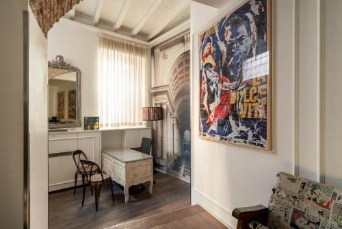 un soggiorno con scrivania e specchio di BDB Rooms Trastevere a Roma