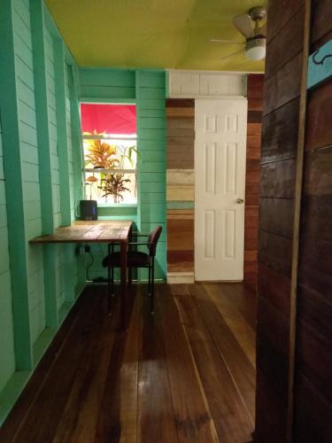 d'une salle à manger avec une table et une fenêtre. dans l'établissement Casa Lumière, à Bocas del Toro