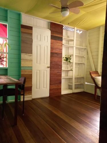 Pokój z drzwiami, stołem i krzesłami w obiekcie Casa Lumière w mieście Bocas del Toro