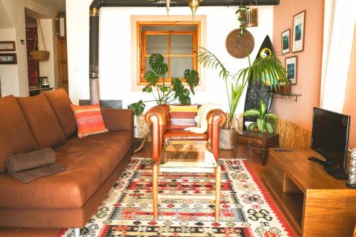Ruang duduk di Ericeira Soulsurfers Guesthouse