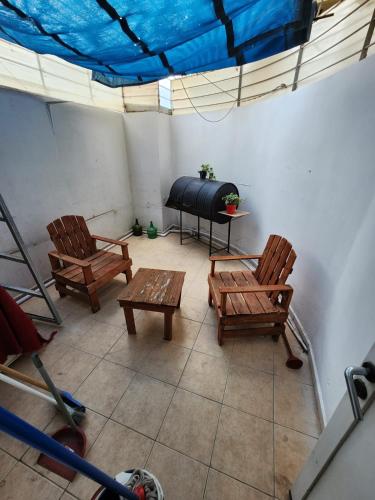 Habitación en el ático con 2 sillas y fogones en Tucuman 5 en San Juan