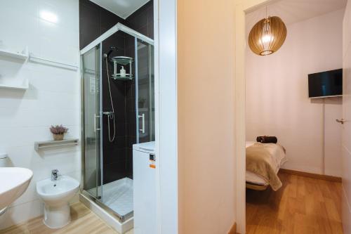 ein Bad mit einer Dusche und einem WC in der Unterkunft Apartamento exclusivo junto a la catedral de Sevilla in Sevilla