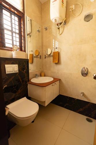 Bilik mandi di Luho Stone House