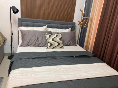 - un lit avec 2 oreillers dans une chambre dans l'établissement Alleia's Place at Tagaytay, à Tagaytay