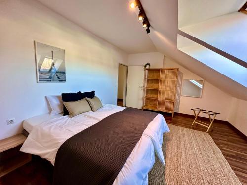 A bed or beds in a room at Designer Apartment im Herzen von Fulpmes