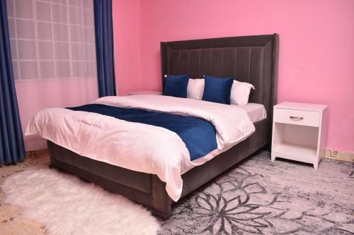Postel nebo postele na pokoji v ubytování Lux Suites Okore Apartments Kisumu