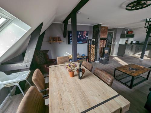 un soggiorno con tavolo e sedie in legno di Havel Suites a Havelberg