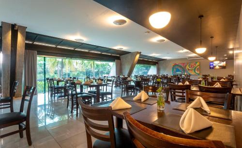 Um restaurante ou outro lugar para comer em Blue Tree Towers Rio Poty