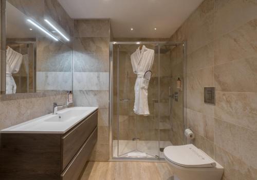a bathroom with a shower and a toilet and a sink at Mercure Palermo Centro in Palermo