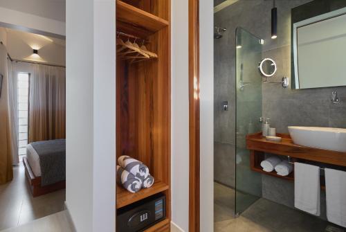 uma casa de banho com um lavatório e um chuveiro em Villa Nautica Boutique Hotel em Jericoacoara
