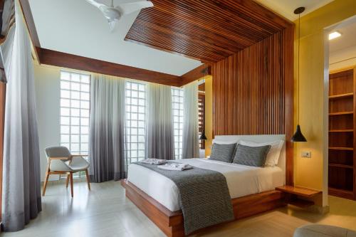 a bedroom with a large bed with a wooden ceiling at Villa Nautica Boutique Hotel in Jericoacoara