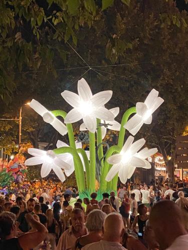 a crowd of people standing in front of a display of flowers at Un palmier à sa fenêtre in Grasse