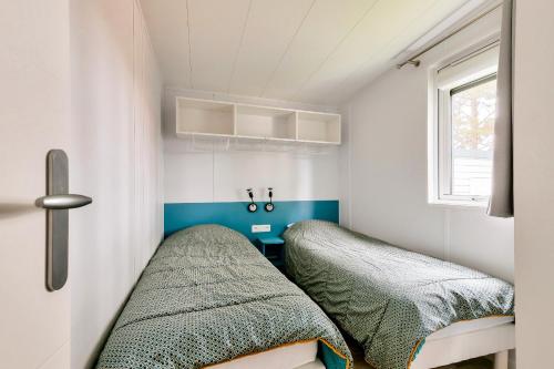 En eller flere senger på et rom på Charmant chalet pour 6 personnes a Bretignolles Sur Mer