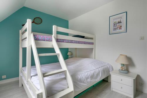 Litera blanca con escalera en una habitación en Maison a 150 metres de la mer au Pouliguen!, en Le Pouliguen