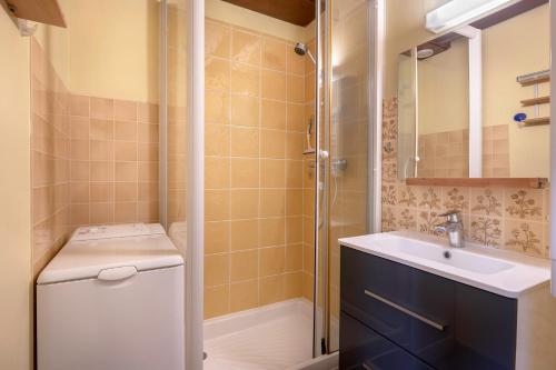 y baño pequeño con lavabo y ducha. en Maison a 150 metres de la mer au Pouliguen!, en Le Pouliguen